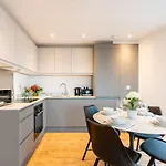 Luxury Penthouse Views Prestigious Апартаменти Лідс
