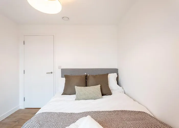 Elegant Penthouse, Stunning Cityscape Views