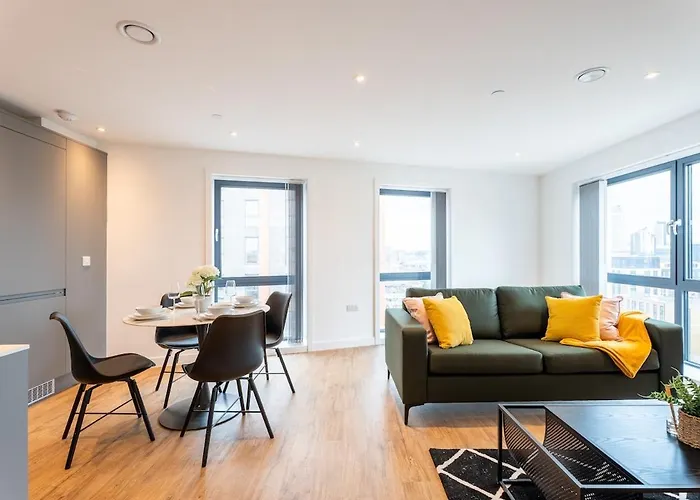 Elegant Penthouse, Stunning Cityscape Views